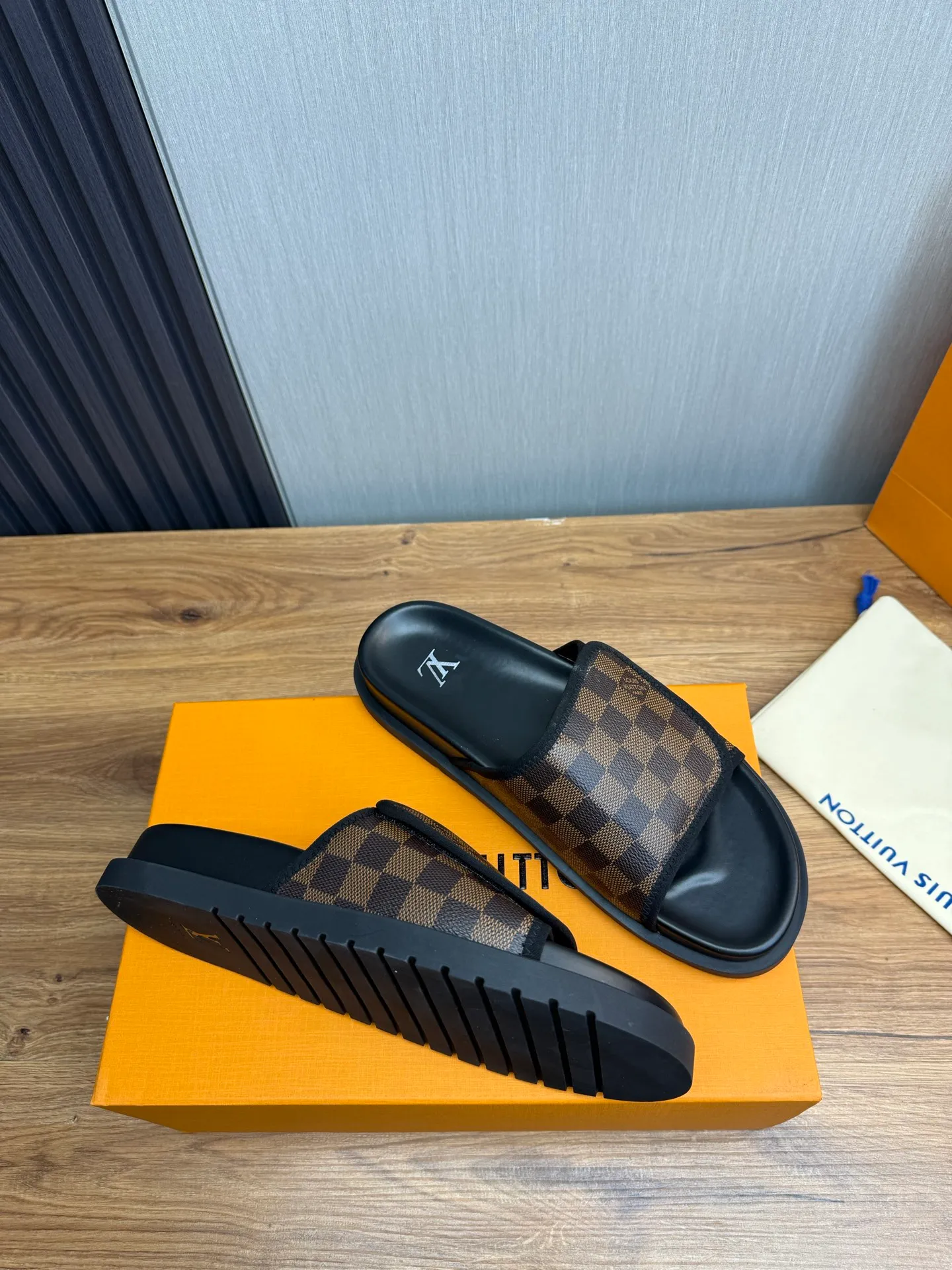 Men's shoes 💰340💰 ▪️LV's popular Little Red Book popular slippers hot sale: 1 shipment✅ Super textured and comfortable slippers, original TPU outsole. Authentic counter box drawer box packaging 🎁Size 38-45